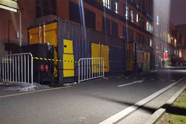 晋州柴油发电机组的输出电压是如何调节的？